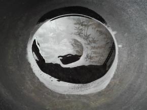 发酵期间，准备黑芝麻酥制作：锅中放入油酥用的花生油，面粉