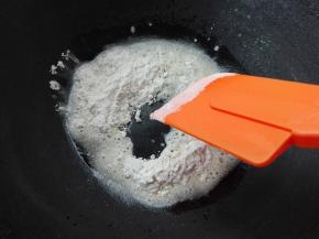 小火加热，不停翻炒油粉完全混合