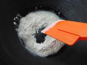 小火加热，不停翻炒油粉完全混合