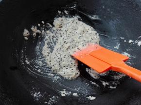 倒入熟黑芝麻，盐，炒面粉发黄