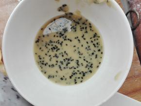 倒入碗中放置凉待用