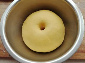 面团发酵至手指戳洞不回缩不塌陷即可