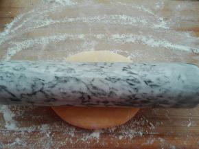 面团排气后，用学厨大理石不沾擀面杖擀开