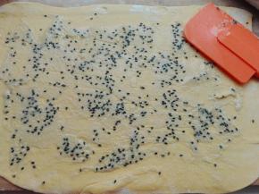 将黑芝麻酥均匀抹到面片上