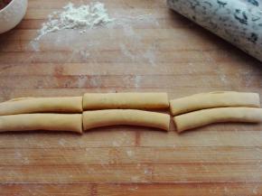 从中间一切为二，再切成自己所需长度