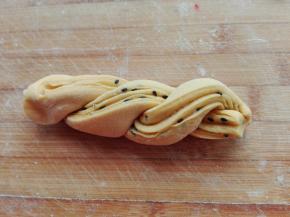 每两个相互拧起来，两天捏紧