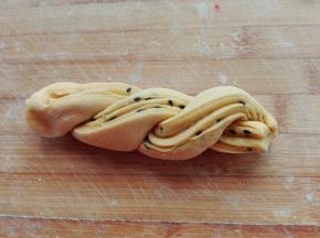 每两个相互拧起来，两天捏紧