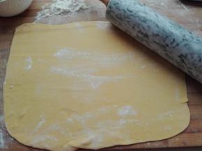 擀成大薄片，非常推荐这个擀面杖，擀出来的面皮非常平滑