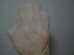 揉出可以拉出较厚的膜放入软化的黄油和盐，揉成结实四点薄的膜