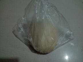 我是头天晚上揉好的面团，放入保鲜袋，留出空隙系好袋子放入冰箱冷藏一晚上