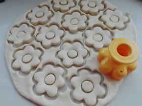 用甜甜圈模具按压出形状