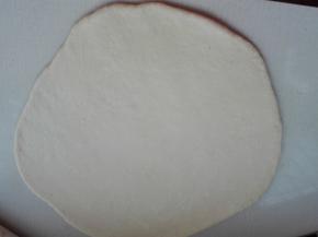 将发酵好的面团擀成大片，厚度0.3厘米左右