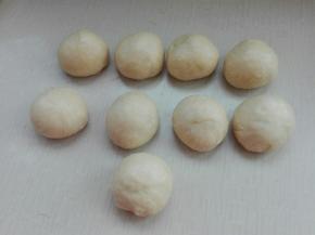 剩下面团可以继续擀成大片按压，也可以随意做出造型，我等分了几个滚圆醒发20分钟