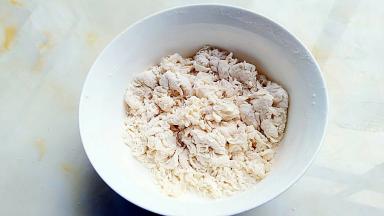 面粉中加入盐1克，发酵粉2克搅拌均匀，加入适量清水搅拌成无干粉的梭子。