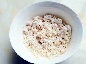 面粉中加入盐1克，发酵粉2克搅拌均匀，加入适量清水搅拌成无干粉的梭子。