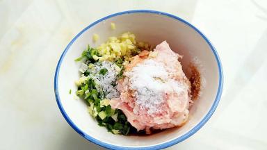 猪肉剁成肉糜，加入盐2克，味精，砂糖1克，生抽，老抽，蒸鱼鼓油，葱姜水。
