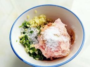 猪肉剁成肉糜，加入盐2克，味精，砂糖1克，生抽，老抽，蒸鱼鼓油，葱姜水。