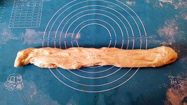 取出面团直接拉成长条，无需排气。