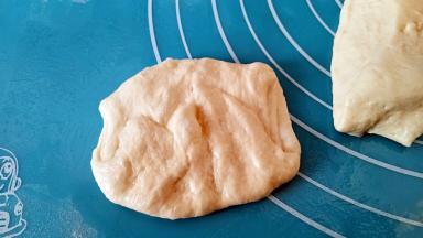 面剂子对折几下，四周要按的较薄，中间略厚。