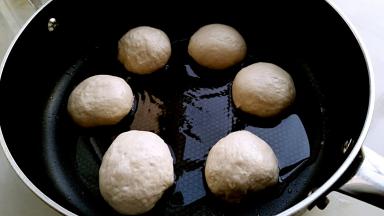 锅中刷一层，摆放生胚，放在温暖的地方进行发酵。