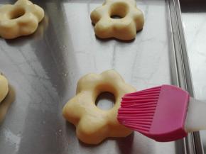 将发酵好的面包胚表面刷层蛋液