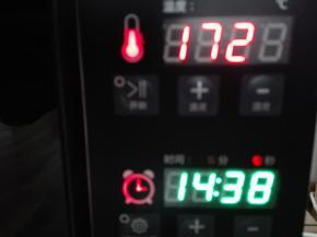 烤箱预热，设置温度170度，时间15分钟