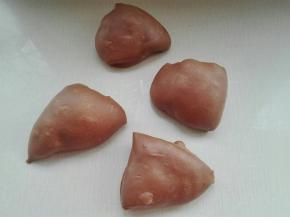 发酵好的面团排气等分四份