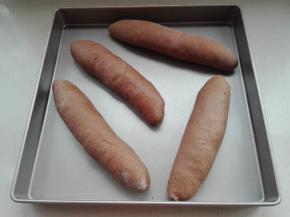 自上而下卷起，依次放入烤盘