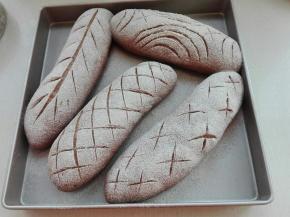 发酵完表面筛入黑全麦粉，用锋利刀割出自己喜欢的花纹