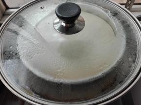 放入烧开水的蒸锅里，如果蒸锅不严密，建议放保鲜膜包裹模具