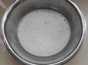 牛奶烧开后同玉米油混合搅拌均匀