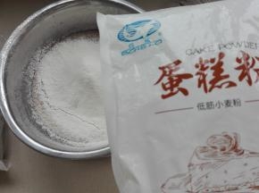 筛入白鲨蛋糕粉