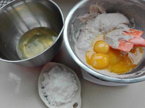 放入蛋黄，蛋白另外放入无水无油干净盆中