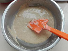 同样将蛋黄拌至均匀蛋黄糊