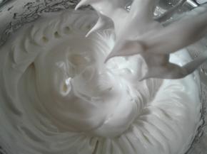 将糖分三次同蛋白打发至提起打蛋器有直立小尖头