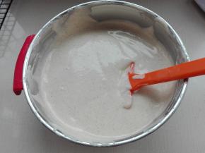 将打发好的蛋白同蛋黄糊分三次用翻拌手法拌均匀，倒入八寸模具中，震出大气泡