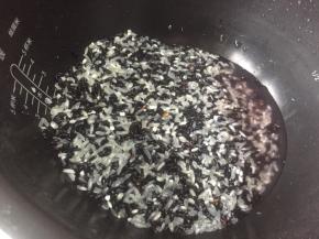 黑米，和大米，混合，清洗下；
