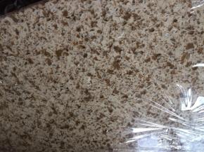 先铺一层保鲜膜；