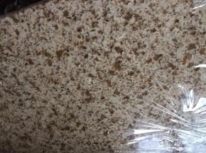 先铺一层保鲜膜；