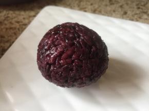 去除保鲜膜，放在盆中；