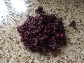 上面放上黑米饭；如果觉得粘，可以蘸点凉开；