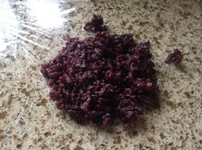 上面放上黑米饭；如果觉得粘，可以蘸点凉开；