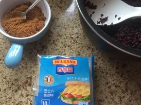准备好黑米饭、芝士、还有红糖；