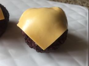 芝士，图片，切成四片，用一片，放在饭团上；