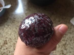 卷起来，黑米饭团；圆圆的一个；