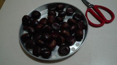 将板栗洗干净沥干