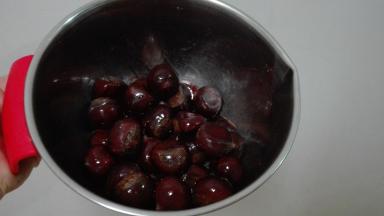 倒入适量玉米油，可以均匀包裹一层玉米油即可