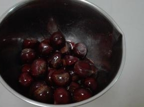 倒入适量玉米油，可以均匀包裹一层玉米油即可