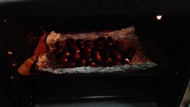 倒入放了锡纸的烤盘中，烤箱预热，中层上下火190度烤十分钟取出，刷上蜂蜜糖水（后面有介绍做法），在放入烤箱盖上锡纸烤十分钟，取出，将剩余蜂蜜糖水全部刷上，最后入烤箱继续烤十分钟（全程烤了30分钟，具体时间温度根据自家烤箱实际操作）