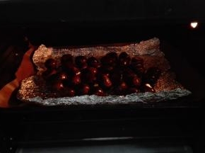 倒入放了锡纸的烤盘中，烤箱预热，中层上下火190度烤十分钟取出，刷上蜂蜜糖水（后面有介绍做法），在放入烤箱盖上锡纸烤十分钟，取出，将剩余蜂蜜糖水全部刷上，最后入烤箱继续烤十分钟（全程烤了30分钟，具体时间温度根据自家烤箱实际操作）